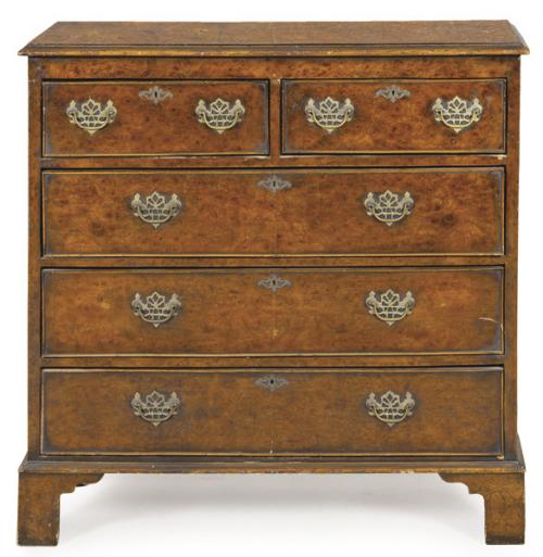  Cómoda George II en madera de nogal y raíz de nogal, con tapa moldurada, con dos cajones cortos sobre otros tres largos. Tiradores y escudos de cerradura en latón recortado y calado. Inglaterra, h. 1740