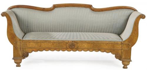  Canapé biedermeier en madera de nogal tallado y recortado, con tapicería de época posterior.
Alemania, segunda mitad S. XIX