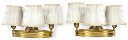  Pareja de apliques de pared de bronce con tres luces S. XX.
Con pantallas de tela plisada.