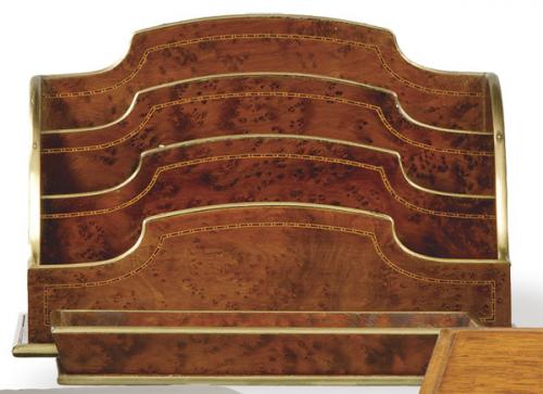  Conjunto de despecho con portacartas con portalápices de raíz de tuya pp. S. XX.