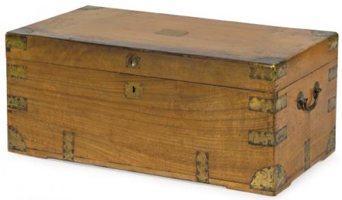  Baúl de viaje georgiano, en madera de alcanfor, con asas laterales, cantoneras y escudo de cerradura en bronce.
Inglaterra, primera mitad S. XIX