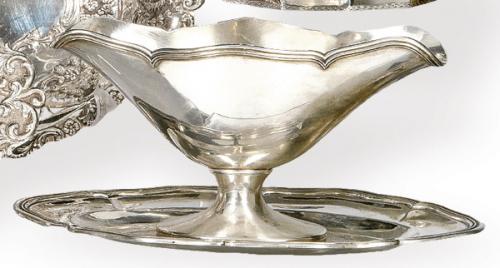  Salsera con bandeja de plata española con marca ilegible "Fernandez y V_?"