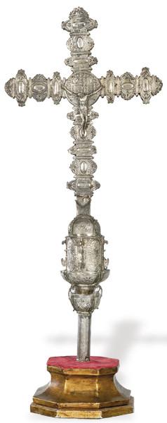 Lote 1149
Cruz procesional de plata española con alma de madera, S. XVII.