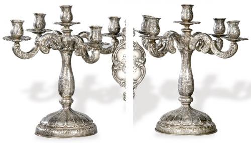 Lote 1165
Pareja de candelabros de plata española punzonada 1ª Ley.
Con cincobrazos de luz y vástago abalaustrado con decoración de flores grabadas.