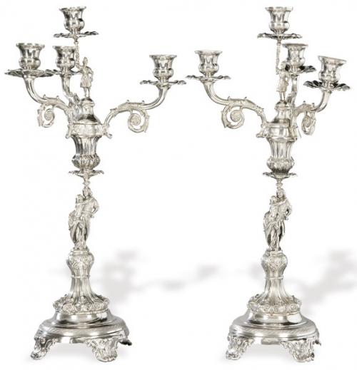 Lote 1171
Pareja de candelabros convertibles en candelero de plata española punonada de Gomez/? y Cristobal José de León, Córdoba 1880.