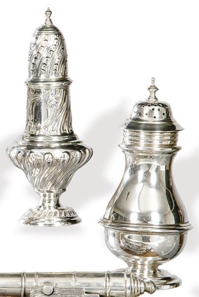  Dos azucareros de plata inglesa punzonada Ley Sterling uno liso de James Woods & Sons, Birmingham 1900 y el otro repujado y cincelado de Thomas Bradbury & Sons, Londres 1874.