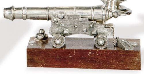  Cañón de plata con peana de madera