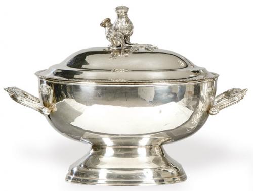 Lote 1188
Sopera de plata española punzonada 1ª Ley de Montejo con marca comercial y etiqueta de Pérez Fernández.