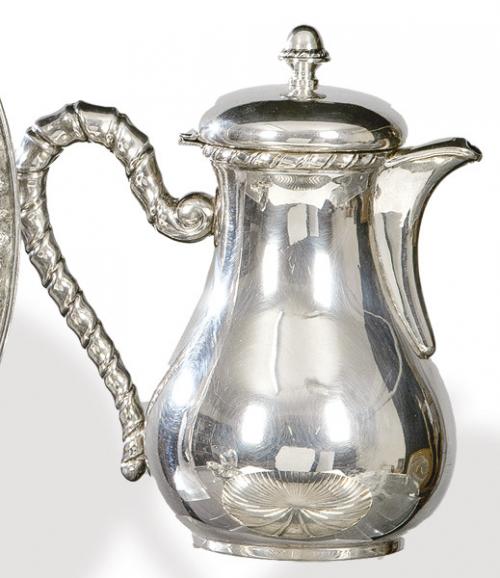 Lote 1200
Cafetera de plata alemana punzonada Ley 800.