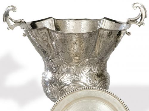  Copa con dos asas de plata siguiendo modelos coloniales del siglo XVIII, S. XX.