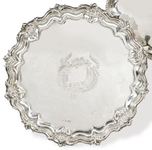  Salvilla de plata inglesa punzonada Ley Sterling de Walker & Hall, Sheffield 1862.