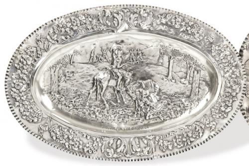  Bandeja oval de plata española punzoanda Ley 916 de Matilde Espuñes representando "Don Quijote y los Galeotes" pp. S. XX.