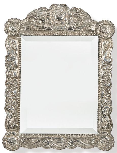  Espejo de pared con alma de madera y plata boliviana repujada y cincelada con motivos florales.