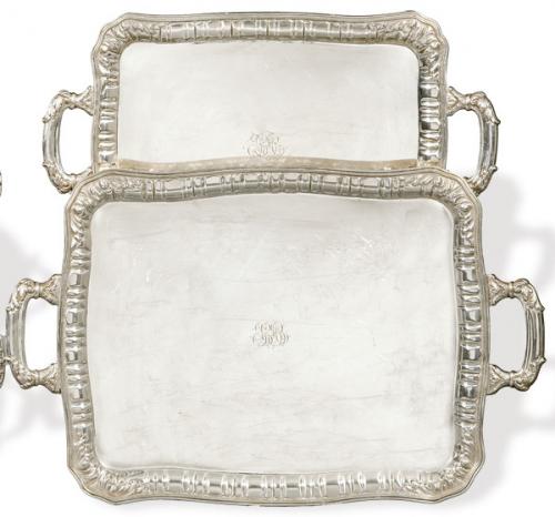  Juego de dos bandejas rectangulares con asas e iniciales grabadasde plata española punzonada 1ª Ley. 