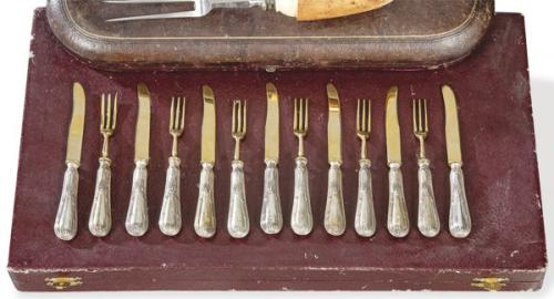  Juego de cubiertos de postre para doce servicios de plata en su color y sobredorada, punzonada Ley 800 posiblemente Alemania S. XIX.