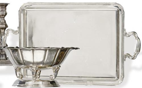 Lote 1247
Bandeja rectangular de dos asas de plata española punzonada Ley 925.