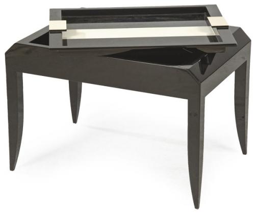 Lote 1301
Mesa baja art decó en madera lacada en negro. Tapa con bandeja extraible.
S. XX
