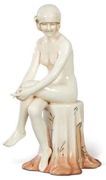  Joven sentada art decó en cerámica pintada, parcialmente dorada y esmaltada de Checoslovaquia.
Años 30