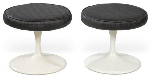  Eero Saarinen (1910-1961) Reedición
Pareja de taburetes tipo tulip en metal pintado de blanco, con asientos de tela negra.