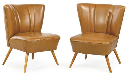  Pareja de butacas con tapicería marrón de skay o polipiel. Con patas troncocónicas torneadas en madera de haya.
Años 50