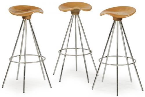 Pepe Cortés (Barcelona, 1946) para Amat (1991)
Conjunto de tres taburetes altos modelo Jamaica, estructura en acero cromado y asiento en madera de haya.