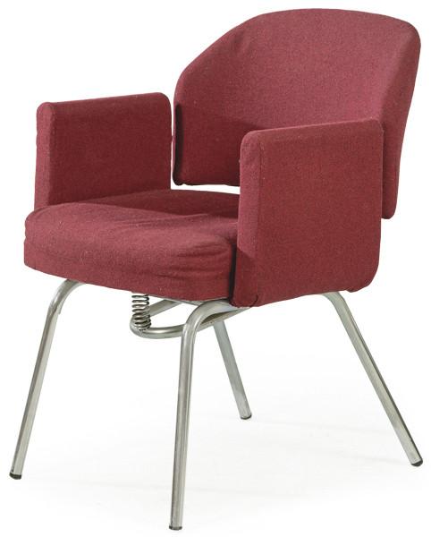  Silla española, años 60 Estructura de acero inoxidable y tapizado original en rojo, con sistema de basculación de muelle en el respaldo. Incorpora en el dorso chapa de “Basculación patentada”. 