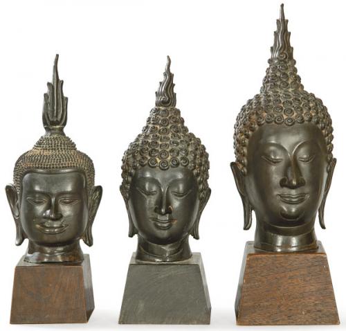  Tres cabezas de Buda birmanas en bronce patinado, S. XIX.