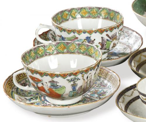 Dos tazas y dos platos de porcelana china con esmaltes polícromos, Cantón S. XIX.