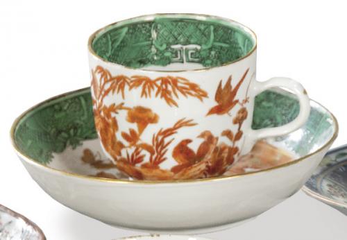  Taza con plato de porcelana china rojo de hierro y friso verde, Dinastía Qing último tercio S. XVIII.