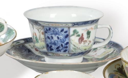 Taza con plato de porcelana de Compañía de Indias en azul cobalto y esmaltes polícromos, Dinastía Qing S. XVIII.