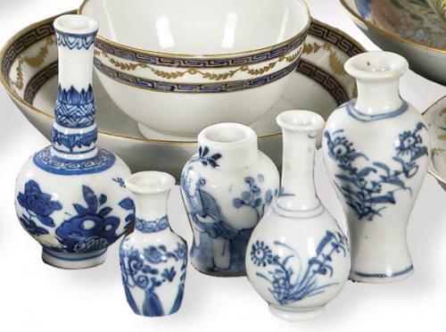  Cinco jarrones miniatura de porcelana china azul y blanco, Dinastía Qing S. XIX.