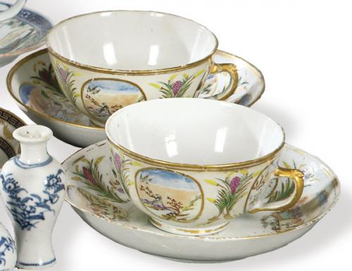  Pareja de tazas con sus platos en porcelana de Compañía de Indias con esmaltes polícromos, Dinastía Qing S. XVIII.