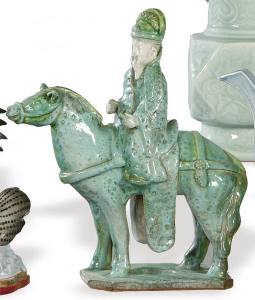  Figura decorativa de hombre a caballo siguiendo modelos Ming en cerámica vidriada en verde, S. XX
