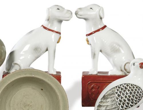  Pareja de perros sentados de porcelana china esmaltada, Dinastía Qing S. XIX.