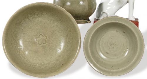 Lote 1382
Dos cuencos chinos de gres con vidriado celadón siguiendo modelos de la Dinastía Yuan, Dinastía Ming S. XVII.