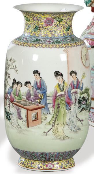  Jarrón de porcelana china con esmaltes polícromos, con marca apocrifa de Qianlong h. 1965.