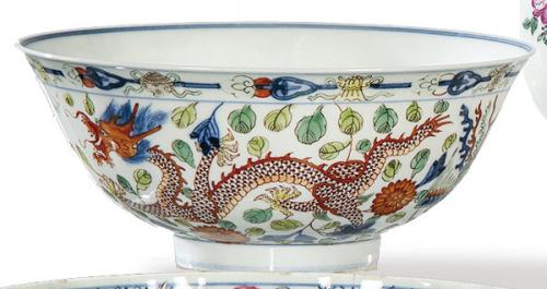  Cuenco de porcelana china con esmaltes de la Familia Verde, Dinastía Qing, época de Xuantong (190-1912).