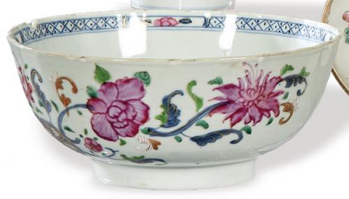  Pequeño cuenco de porcelana de Compañía de Indias Familila Rosa, Dinastía Qing, época de Qianlong (1736-95).