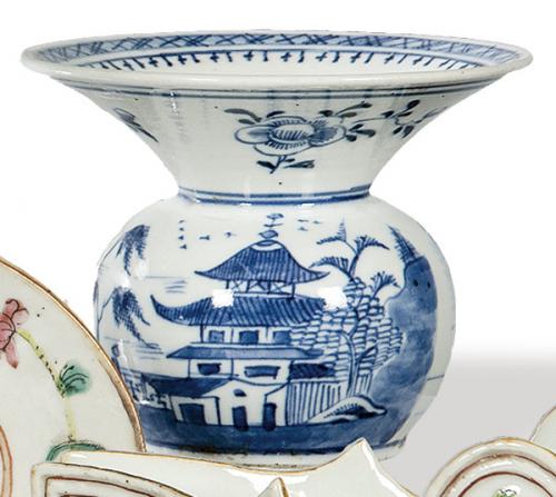  Escupidera de porcelana china azul y blanco, Dinastía Qing S. XIX.
