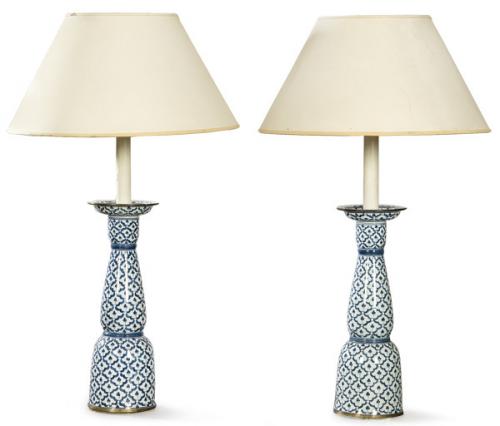  Pareja de lámparas de mesa de porcelana azul y blanca siguiendo modelos orientales S. XX.