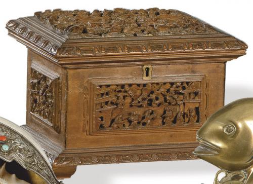  Caja cantonesa de sándalo tallado, Dinastía Qing ff. S. XIX pp. S. XX.