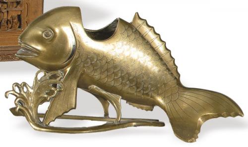  Violetero en forma de carpa chino en bronce pp. S. XX.