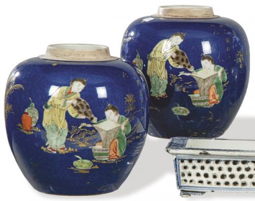  Pareja de jarrones globulares de porcelana china con vidriado azul cobalto y decoración polícroma, con marca apócrifa de Kangxi pp. S. XX.