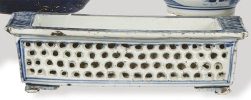  Recipiente rectangular de porcelana china azul y blanco, Dinastía Qing S. XIX.