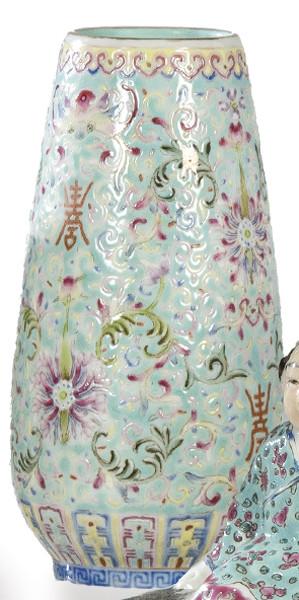  Pequeño violetero de porcelana china con marca apócrifa de Qianlong de sello, Dinastía Qing ff. S. XIX.