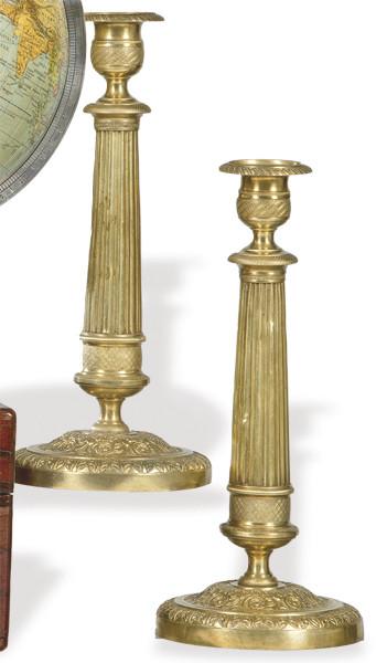  Pareja de candeleros de bronce Carlos X, Francia h. 1820.