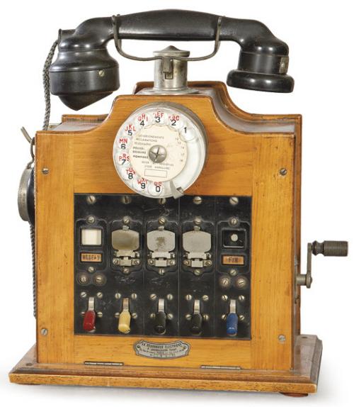  Centralita de La Sequanaise Electrique, P. Jacquesson, en madera de nogal y baquelita h. 1900.