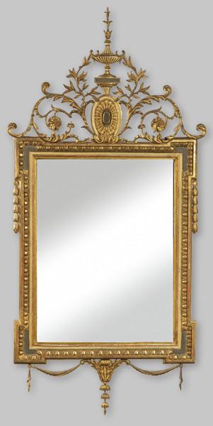  Marco de espejo estilo Carlos IV en madera tallada, calada y dorada, sobre fondo verde.
España, finales S. XIX