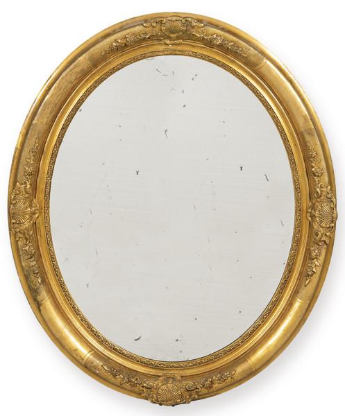  Marco de espejo ovalado en madera estucada y dorada. Francia, finales S. XIX