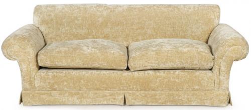  Sofá de dos plazas con tapicería de terciopelo beige.